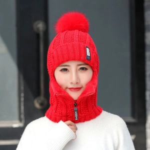 Détail du bonnet d'hiver rouge avec doublure polaire, pompon et fermeture éclair pratique