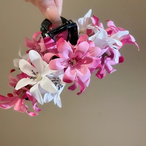 Pince à cheveux avec fleurs en tissu rose et blanc pour coiffure douce et décontractée