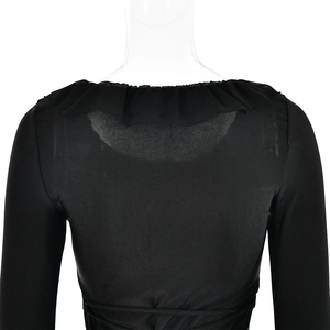 Vue arrière rapprochée de la robe noire avec col à volants et coupe ajustée