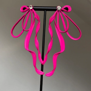 Boucles d'oreilles ruban rose vif avec cristal étincelant et fini en métal mat