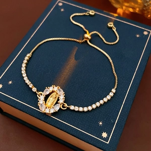 Détail macro du bracelet ajustable en or avec pendentif ovale Vierge Marie en zircon