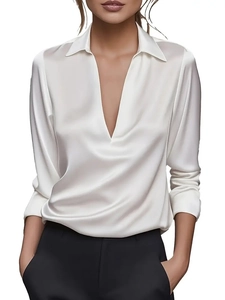 Detailansicht der eleganten weißen Satin-Bluse mit V-Ausschnitt und seidiger Textur