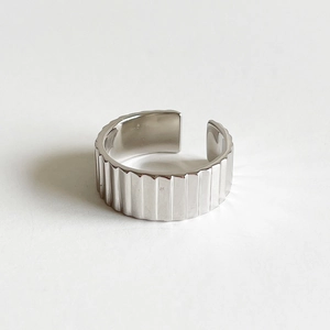 Minimalist 925 sterling silver open ring featuring vertical pleated stripe texture