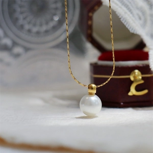 Elegant 18K gold-plated necklace with a single white pearl on a fine chain, French style