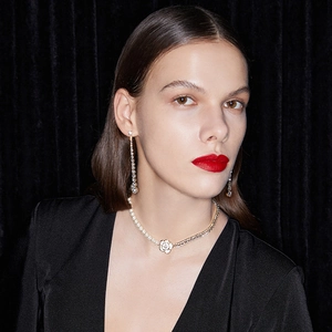 Collier élégant plaqué or avec fleur de camélia, perles et strass au style français