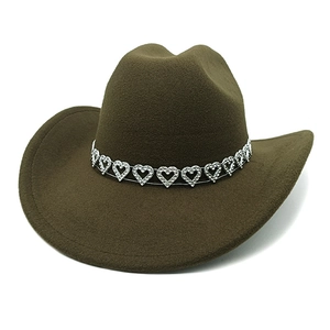 Détail du chapeau de cowboy en feutre vert olive avec boucle cœur argentée et strass