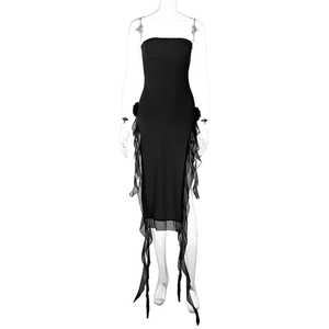 Détail des volants latéraux et de l'empiècement en maille sur cette robe bustier noire
