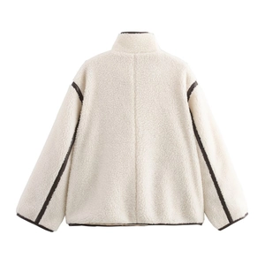 Damen Lammwolljacke mit Stehkragen und dunkelbraunen Kontrastkanten in Beige