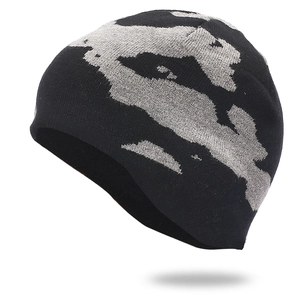 Warmer Herren Strickbeanie mit schwarz-grauem Camouflage-Muster für Winter und Skisport