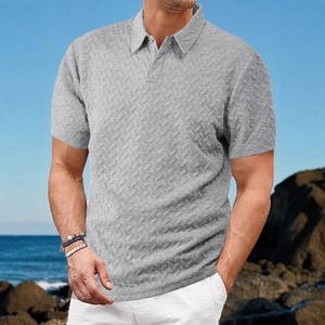 Polo homme gris en tissu jacquard respirant avec col à revers et texture tricotée