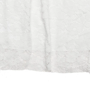 Gros plan détaillé sur un tissu en dentelle blanche avec motifs floraux et bords ondulés