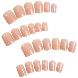 Unghie finte rosa nude lucide con trama verticale e forma quadrata arrotondata