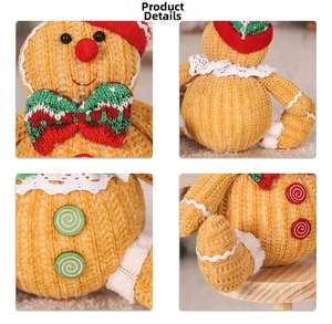 Detail van pluchen kerst-peperkoekman met koksmuts, kanten kraag en ribfluweel stof