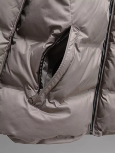 Detailaufnahme einer nahtlosen winddichten Jacke mit verdeckter Reißverschlusstasche