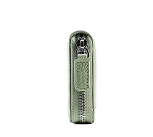 Vista laterale del porta carte in pelle verde menta con trama litchi e zip metallica