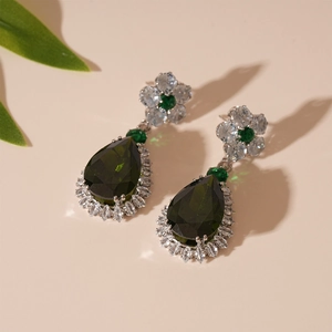 Details von Vintage-Ohrringen mit smaragdgrüner Blume und Wassertropfen-Zirkonia