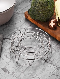 Vue de dessus d'une grille de cuisson ronde en acier inoxydable dans une marmite