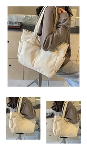 Détail du grand sac cabas en velours côtelé beige avec texture côtelée et poches
