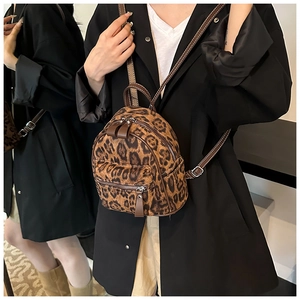 Detalle de una mini mochila con estampado de leopardo y bolsillo frontal con cremallera