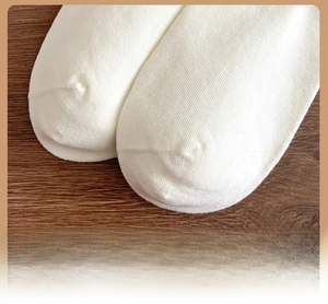 Détail macro de la pointe renforcée sur des chaussettes en coton côtelé blanc