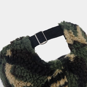 Détail de la casquette camouflage en faux mouton avec boucle de réglage métallique