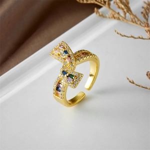 Elegante anello aperto a fiocco dorato con zirconi multicolori su vassoio bianco