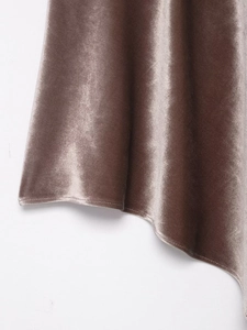 Detailaufnahme der dunkelvioletten Samtstruktur des asymmetrischen Neckholder-Tops