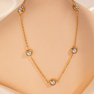 Elegant gold titanium steel necklace with five round pearls for a minimalist fashion style