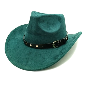 Détail du chapeau de cowboy vert foncé avec bandeau en cuir riveté et boucle rétro