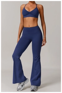 Détail du pantalon de yoga évasé taille haute bleu marine et brassière sur mannequin