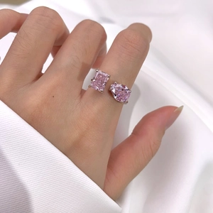 Vue détaillée d'une bague ouverte en argent S925 avec zircons roses en forme de poire.