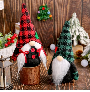 Dettaglio di gnomi natalizi in peluche con cappelli scozzesi e decorazioni festive