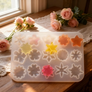 Dettaglio macro dello stampo in silicone a 15 cavità con fiori e stelle per gioielli in resina