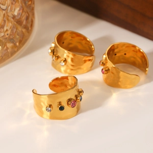 Set di 3 anelli martellati in acciaio placcato oro 18K con zirconi colorati