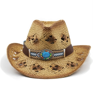 Détail d'un chapeau de cowboy en paille tressée avec ornement turquoise sur cuir décoratif