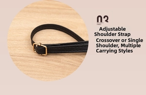 Detail eines verstellbaren schwarzen Lederriemens mit Gold-Schnalle für Herztasche