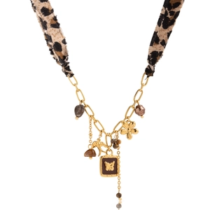 Détail du collier en œil de tigre avec tissu léopard et pendentifs dorés raffinés