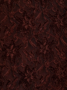 Vue macro de la texture de dentelle florale bordeaux sur une robe midi tendance