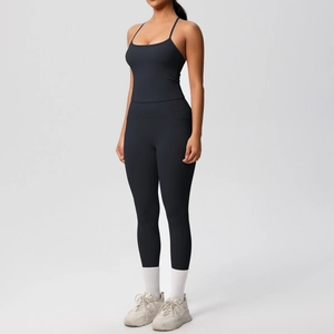 Détail de l'ensemble de yoga noir avec legging taille haute et poche latérale