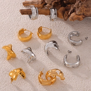 Boucles d'oreilles minimalistes en C géométriques en finitions or et argent poli