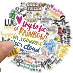 Dettaglio dell'adesivo arcobaleno con citazione try to be a rainbow in someone else's cloud