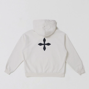 Détail de l'imprimé fleur de croix au dos du sweat à capuche oversize blanc cassé