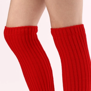 Detail der roten Rippstrick-Beinstulpen mit elastischer Textur für Yoga und Ballett