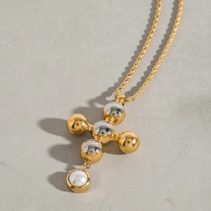 Collier bicolore or 18k et argent avec pendentif croix et perle sur chaîne torsadée