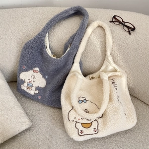Détail de la broderie chien sur un sac cabas en laine bouclée avec fermoir magnétique