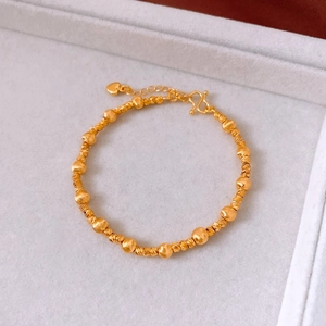 Détail du bracelet perlé plaqué or 24 carats avec perles mates et pendentif cœur