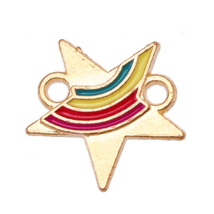 Détail macro du pendentif étoile en métal doré avec émail arc-en-ciel pour bijoux DIY