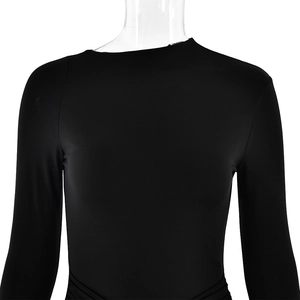 Détail de la robe noire élégante à manches longues avec fronces et coupe ajustée