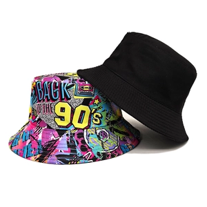 Bob réversible vintage des années 90 avec motif cassette et imprimé graffiti coloré