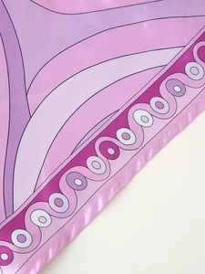 Detail von Satinstoff mit lila-rosa Wellenmuster und feinen Rollsaum-Nähten am Rand